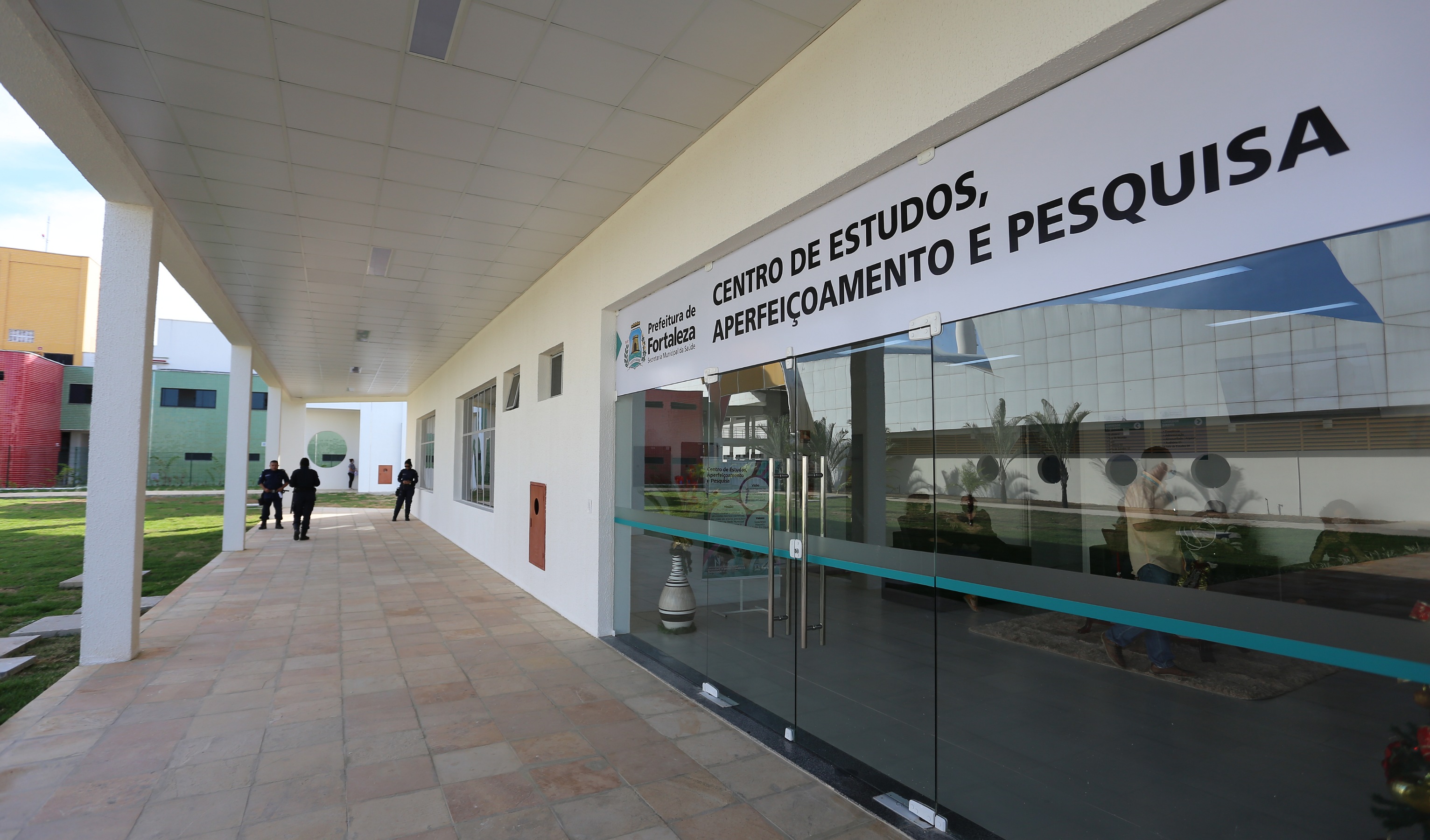 fachada do Centro de Estudos, Aperfeiçoamento e Pesquisas com placa com o nome em cima da porta de entrada